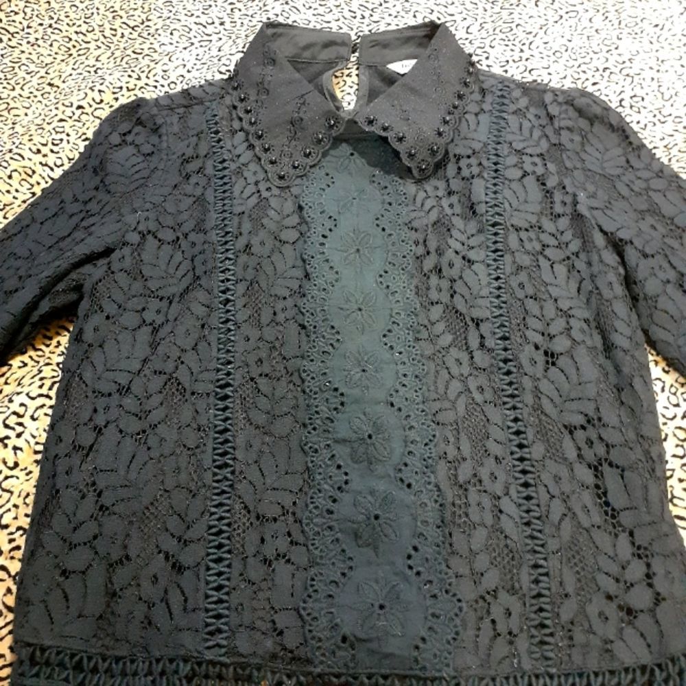 🌈LACE TOP W/BEADED COLLAR XS